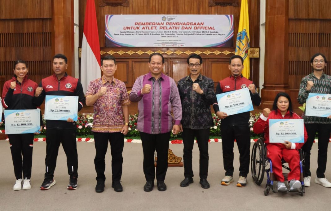 Pj. Gubernur Bali Serahkan Penghargaan bagi Patriot Olahraga