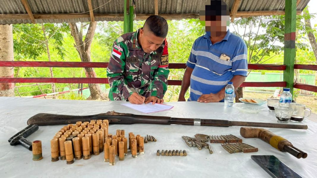 Satgas Yonif 741/GN Beri Pembinaan Humanis, Warga di Salore Batas RI-RDTL Kembali Serahkan Senjata, Pistol dan Munisi