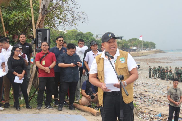 Aksi Bersih-Bersih Sampah di Pantai Kuta, Pj Gubernur Mahendra Jaya Apresiasi Perhatian Pemerintah Pusat