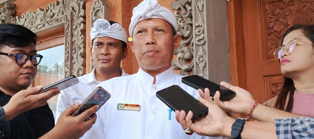 PDAM Buleleng Tutup Aliran Pipa Bocor di Jalan Singaraja-Amlapura, Dirut Pastikan Warga Tetap Terlayani Air Bersih