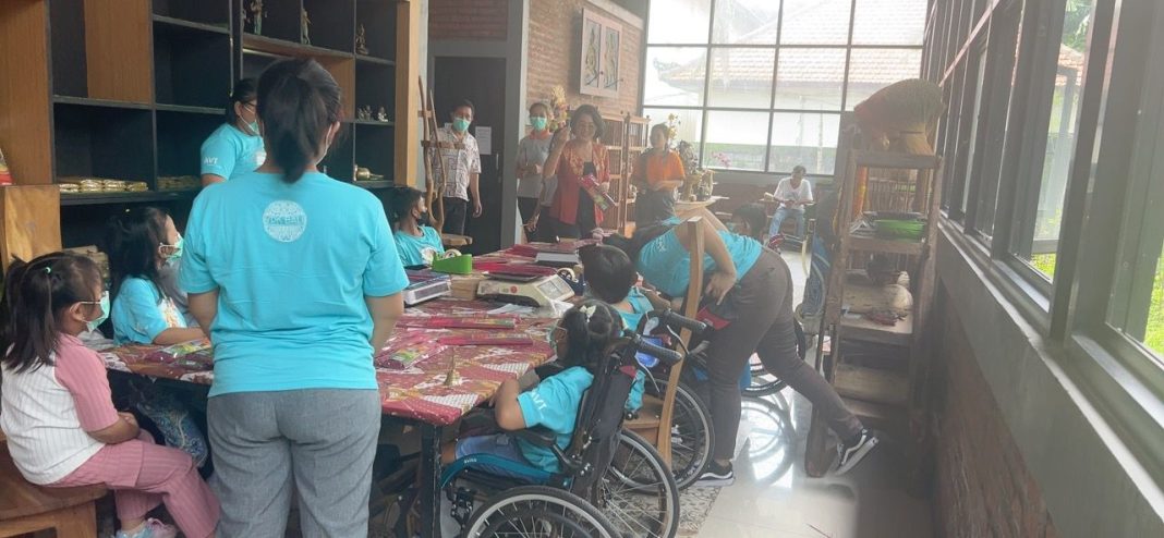Anak Disabilitas YPK Bali Diedukasi Bikin Dupa Kaori