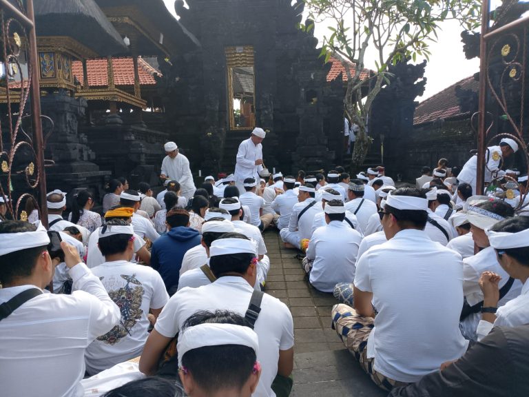 Ratusan Karyawan Atlas Berpartisipasi dalam Upacara Guru Piduka, Meminta Maaf Secara Niskala