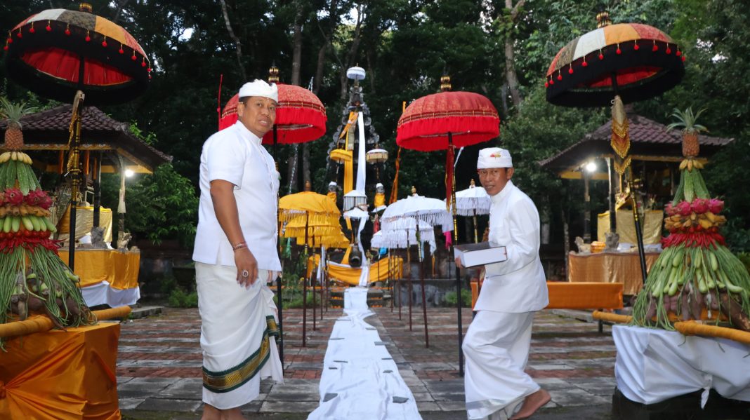 Tangkil ke Pura Luhur Giri Salaka, Pj. Gubernur Bali S. M. Mahendra Jaya Apresiasi Semangat Pemangku dan Umat Hindu Banyuwangi