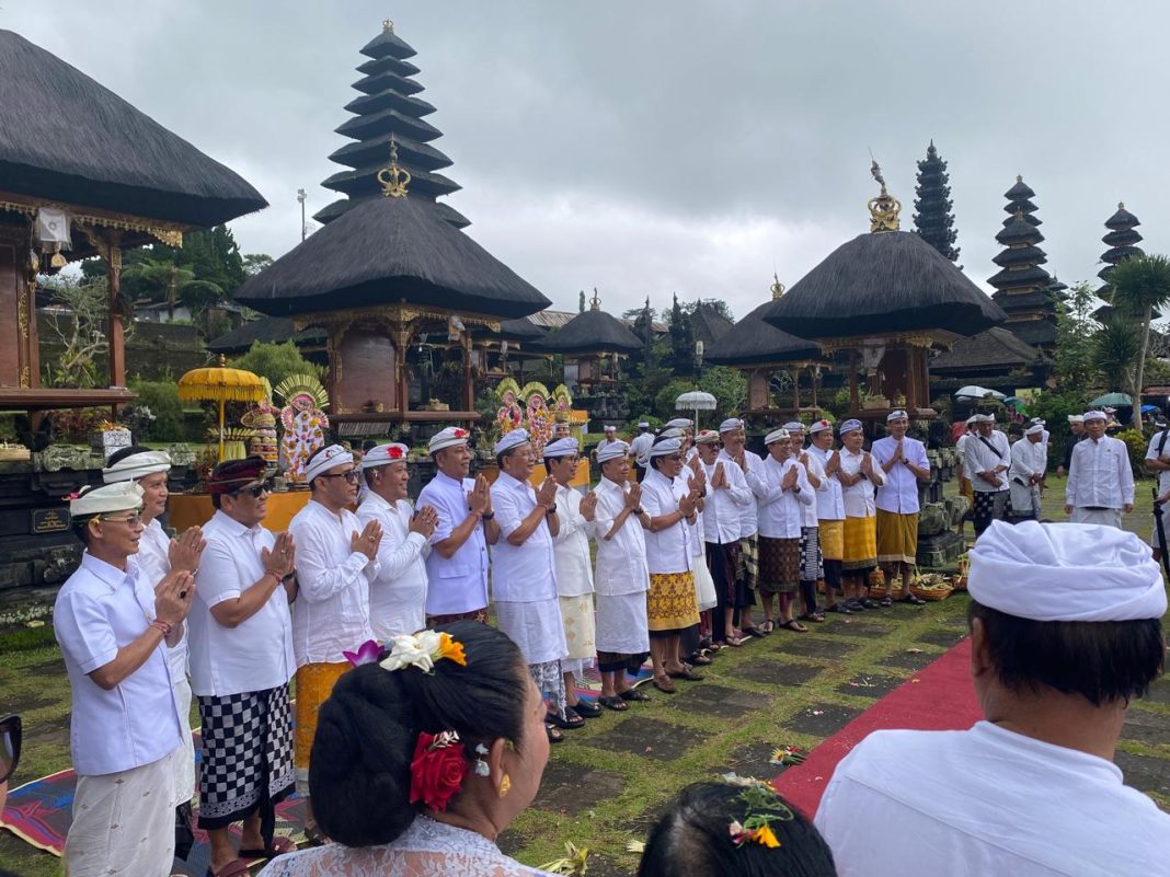 Mejaya Jaya di Pura Besakih, Koster-Giri dan Semua Kepala Daerah Terpilih Menyatu Jalankan Nangun Sat Kerthi Loka Bali