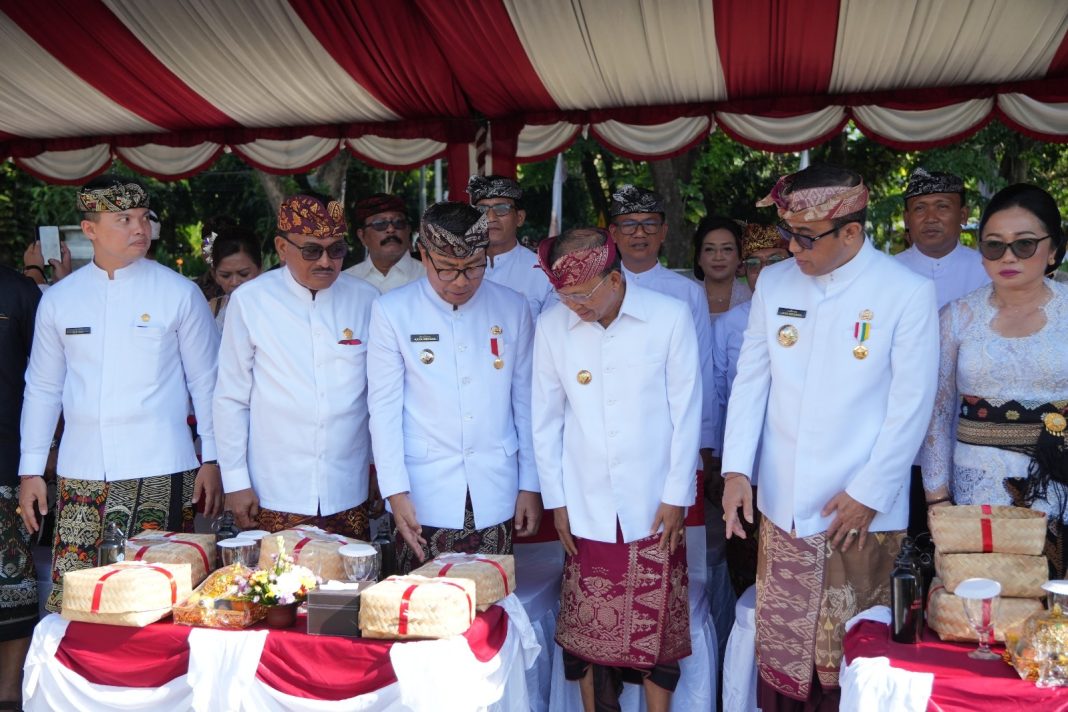 Koster dan Jaya Negara Antusias Cicipi Lawar di Festival Kearifan Lokal Denpasar