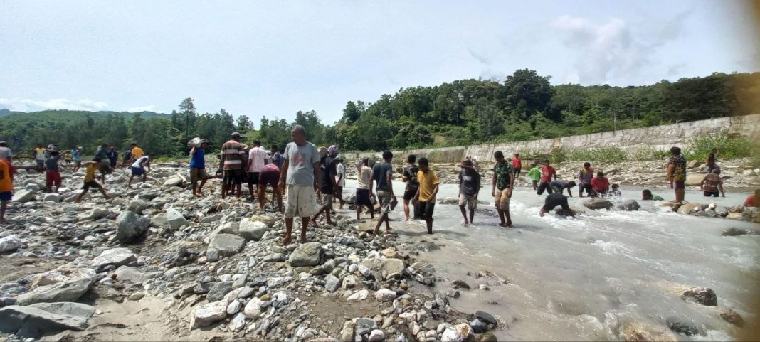 Satgas Pamtas RI-RDTL Sektor Barat Yonarhanud 15/DBY Bantu Salurkan Air ke Sawah Warga