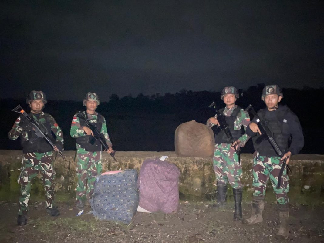 Satgas Yonif 741/GN Pos Turiskain Gagalkan Penyelundupan 3 Karung Tembakau ke Timor Leste