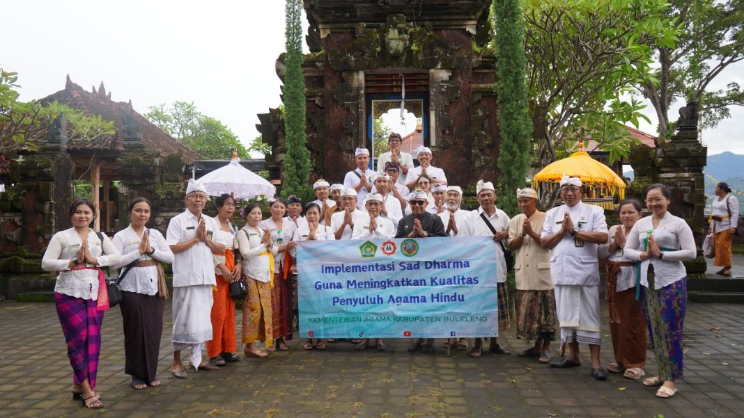 Nangkil di Pura Bukit Pucak Mas Alasangker, Kemenag RI Salurkan Dana Punia dan Puluhan Bansos