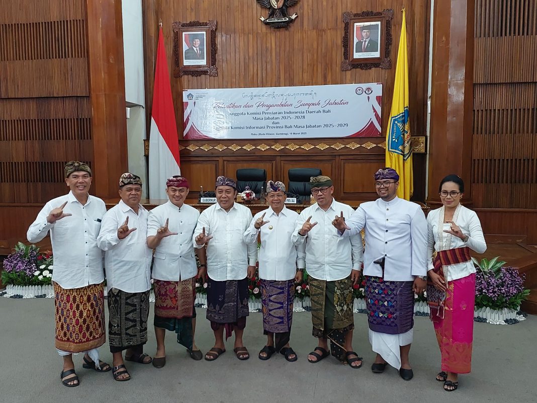 Gubernur Koster Lantik Anggota KPID dan KI Bali, Tekankan Peran Penting di Era Digital