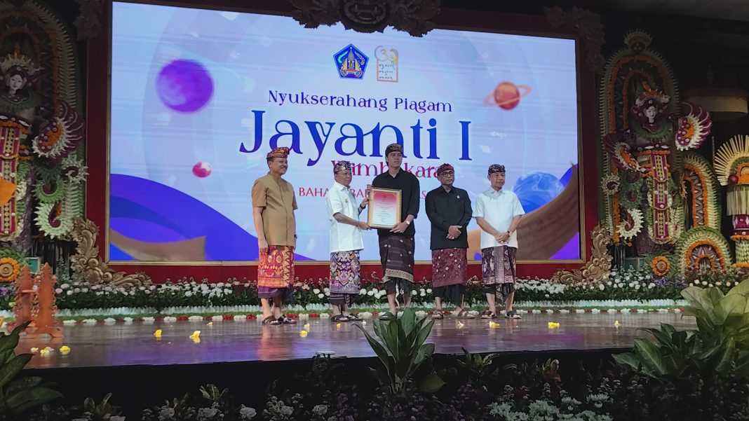 Koster Beri Apresiasi dan Motivasi untuk Generasi Muda di Penutupan Bulan Bahasa