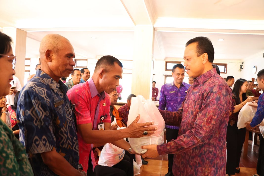Sekda Bali Serahkan Bantuan Sembako bagi PNS Golongan I dan II yang Memasuki Masa Pensiun