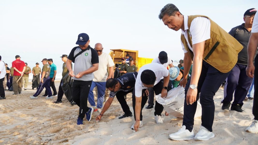 Aksi Bersih Pantai Kedonganan Warnai Peringatan HUT ke-75 Satpol PP dan HUT ke-63 Satlinmas Provinsi Bali
