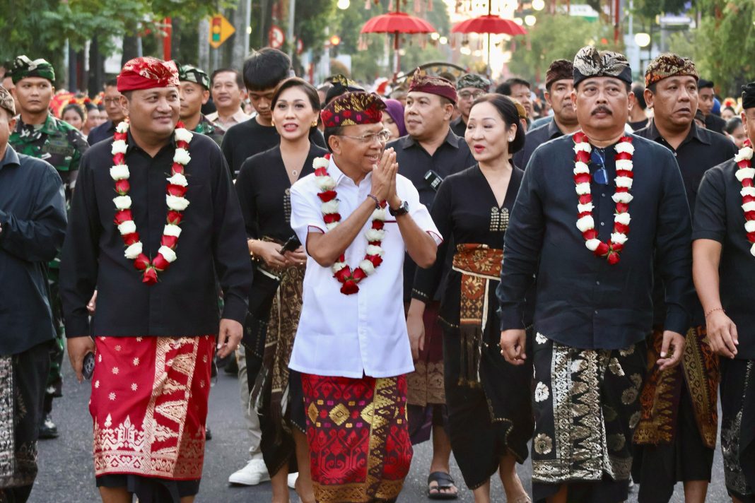 Parade Budaya dan Seni Antar Gubernur Koster Temui Ribuan Warga Gianyar di lapangan Astina