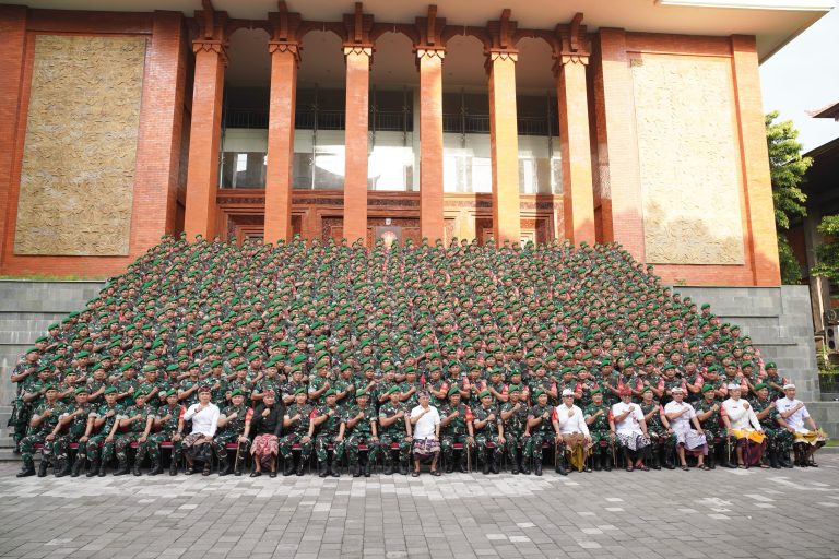 Semangat Perjuangan, Koster Pimpin Ratusan Babinsa se Bali Nyanyi lagu Maju Tak Gentar di Gedung ISI Bali