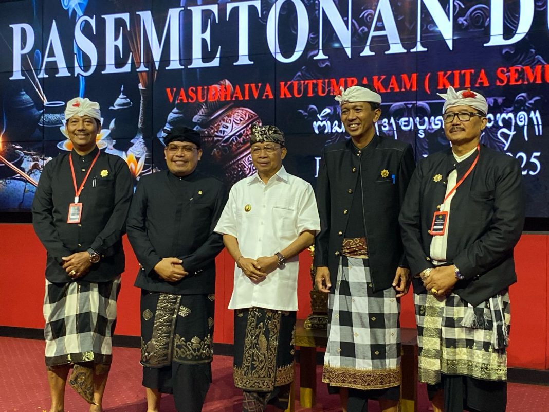 Gubernur Koster Hadiri Paruman Agung Dukuh Bali Penuh Keakraban di Besakih