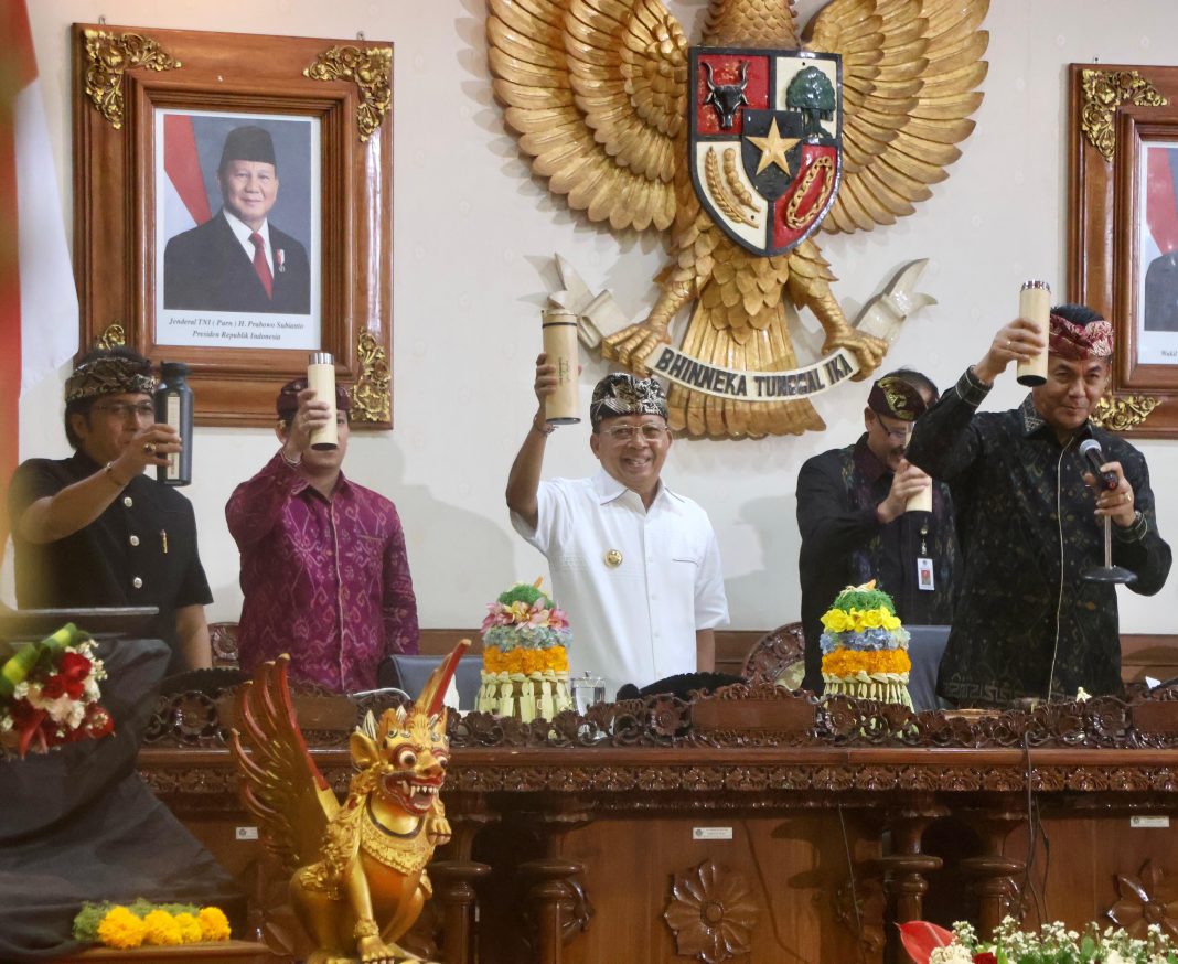 Sidang Paripurna, Gubernur Koster Tegaskan Pesan Leluhur sebagai Panduan Pembangunan Bali