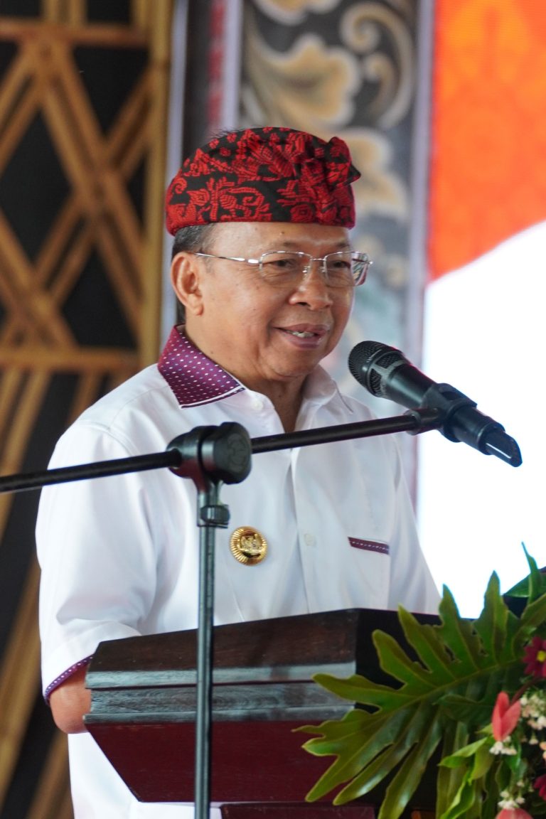 Depan Ratusan Bendesa se Tabanan, Gubernur Koster Komitmen akan Tata Kawasan Danau Beratan