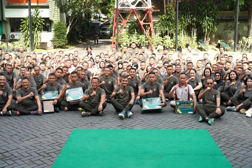 Pangdam Zamroni Olahraga Bersama Prajurit dan PNS di Makodam IX/Udayana