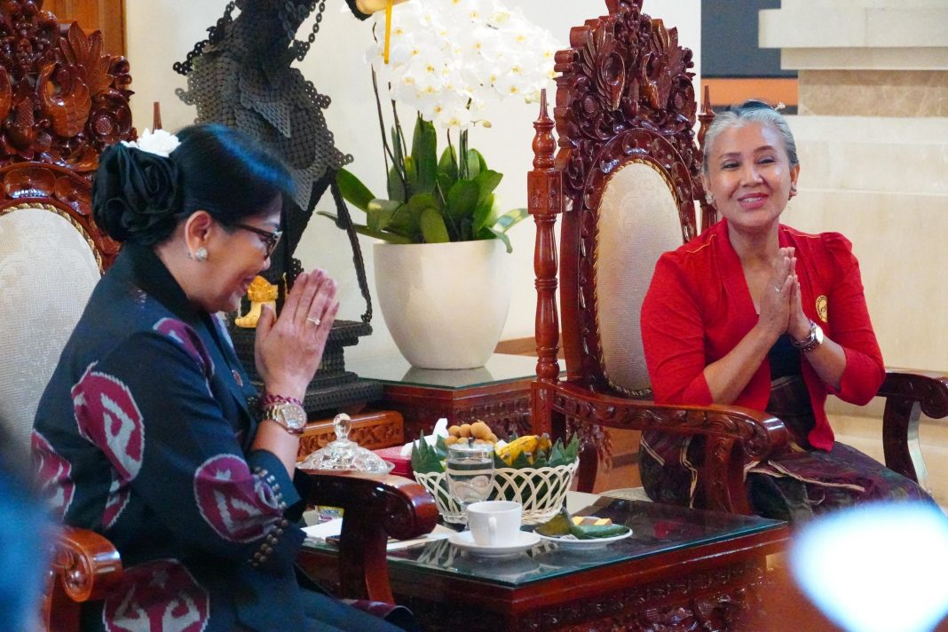 Ny. Putri Koster Ajak KCBI Lestarikan Kain Tenun Tradisional Bali