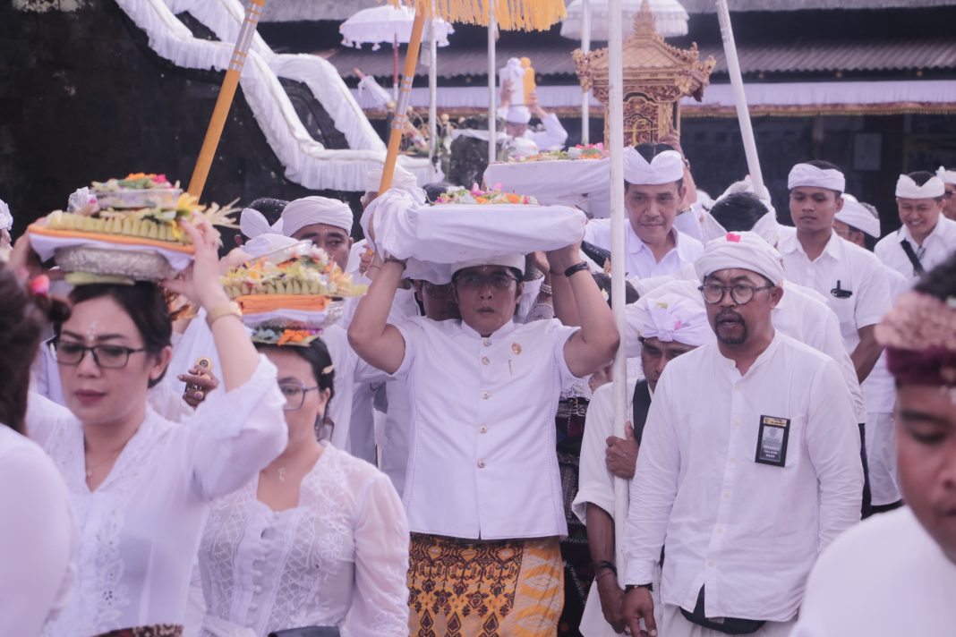 Wagub Giri Prasta Ngayah Mundut Pralingga Ida Bhatara Lingsir, Hujan Gerimis Sambut Prosesi Nedunang Ida Bhatara Kabeh