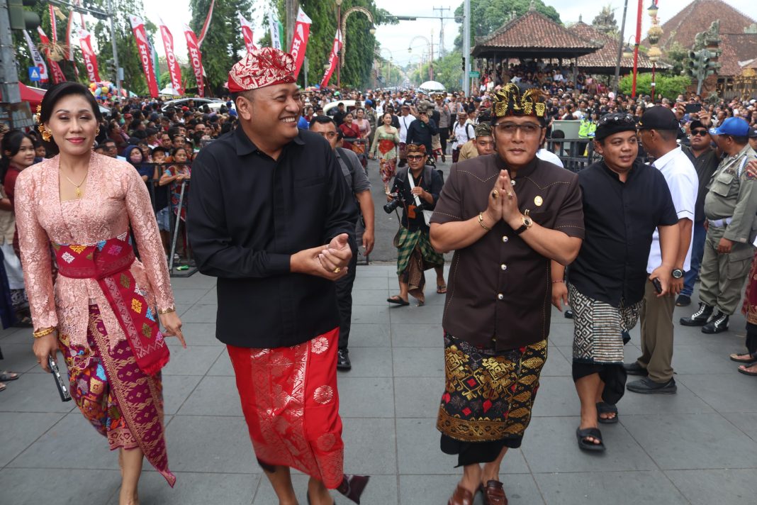 Buka Pawai Budaya Serangkaian HUT ke-254 Kota Gianyar, Wagub Giri Prasta Komit Dukung Pelestarian Adat, Seni, dan Budaya