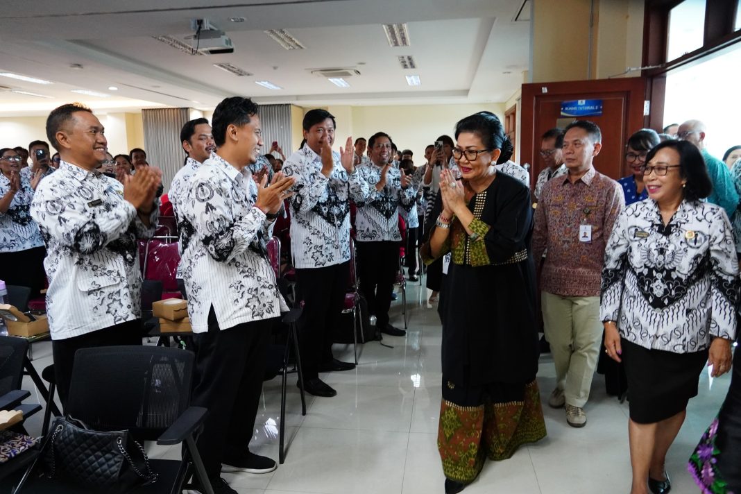 Putri Koster Ajak PGRI Bali Sosialisasikan Pengelolaan Sampah Berbasis Sumber Lewat Lomba Menulis
