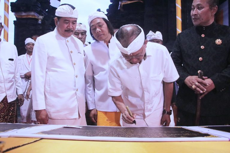 Gubernur Wayan Koster Torehkan Tinta Pengabdian di Pura Kawitan Kayuselem Songan