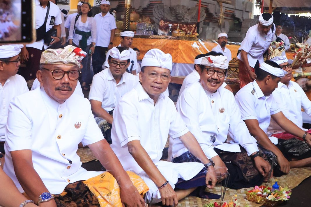 Penuh Khidmat Melaspas Rsi Gana, Koster Apresiasi Krama Adat Payangan Setia Lestarikan Tradisi