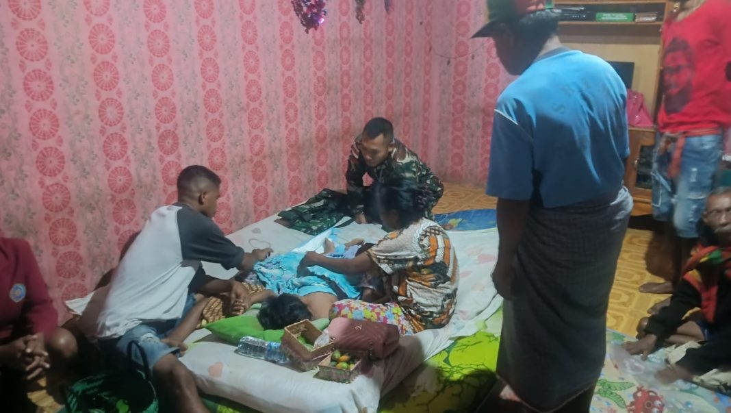 Peduli Sesama, Anggota Satgas Yonif 741/GN Pos Asumanu Beri Pertolongan Bagi Warga Yang Kecelakaan Lalulintas