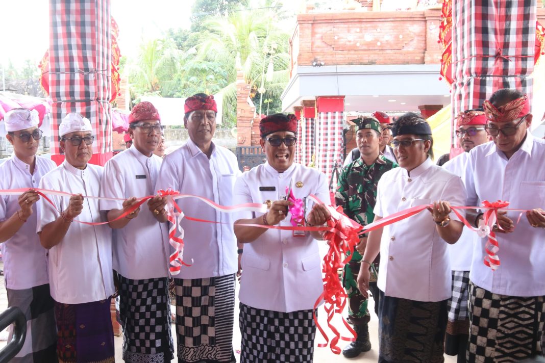 Bupati Sanjaya Bersama Wagub Giri Prasta Hadiri Pemelaspasan Kantor Desa Kesiut dan Karya Ngenteg Linggih Desa Adat Wanasari