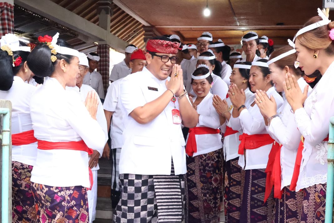Bupati Sanjaya Hadiri Upacara Dewa Yadnya di Desa Adat Kerta dan Mengesta