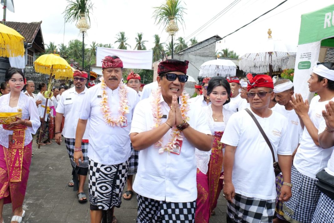 Bupati Sanjaya Hadiri Upacara Melaspas lan Karya Jelih di Desa Meliling