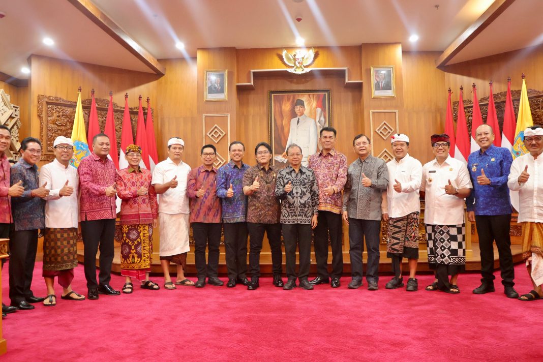 Dorong Pembangunan Merata, Gubernur Koster dan Kepala Daerah Teken Kesepakatan 10 Persen PHR untuk 6 Kabupaten di Bali