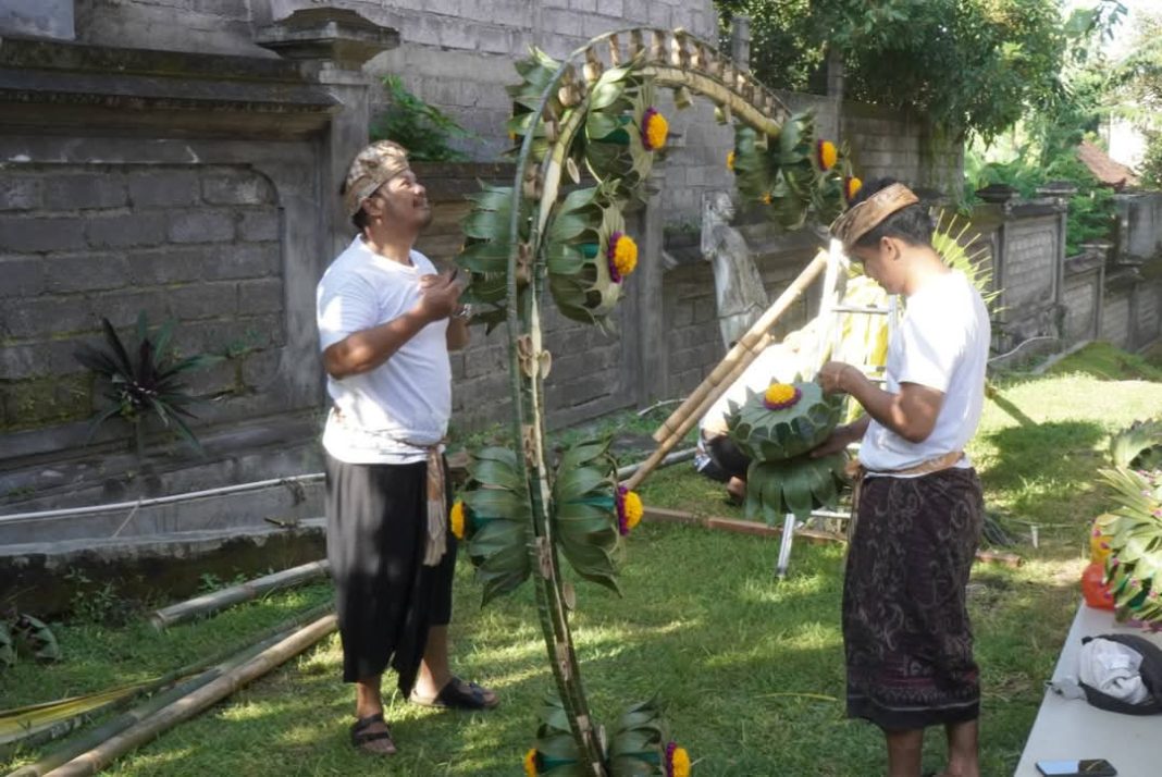 Bagaimana Makna Penjor Yadnya yang Sederhana Sarat Makna?. Begini Penjelasan Jro Satria