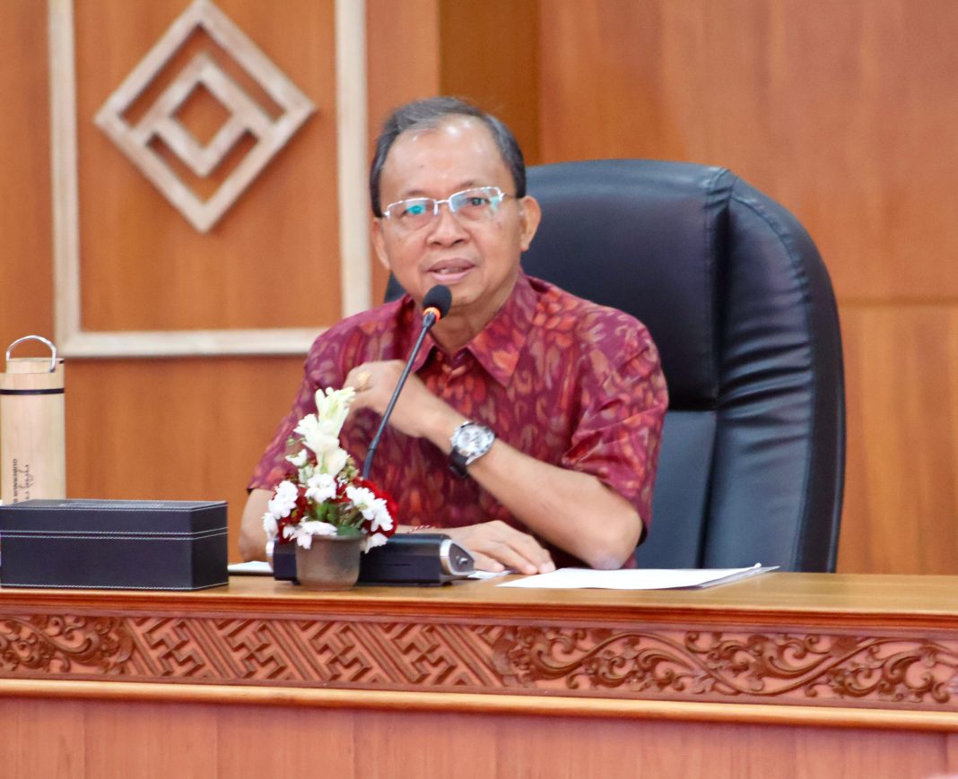 Gubernur Koster: Perbanyak Pasang PLTS Atap, Dampaknya Alam Bali Bersih, Kunjungan Wisatawan Meningkat