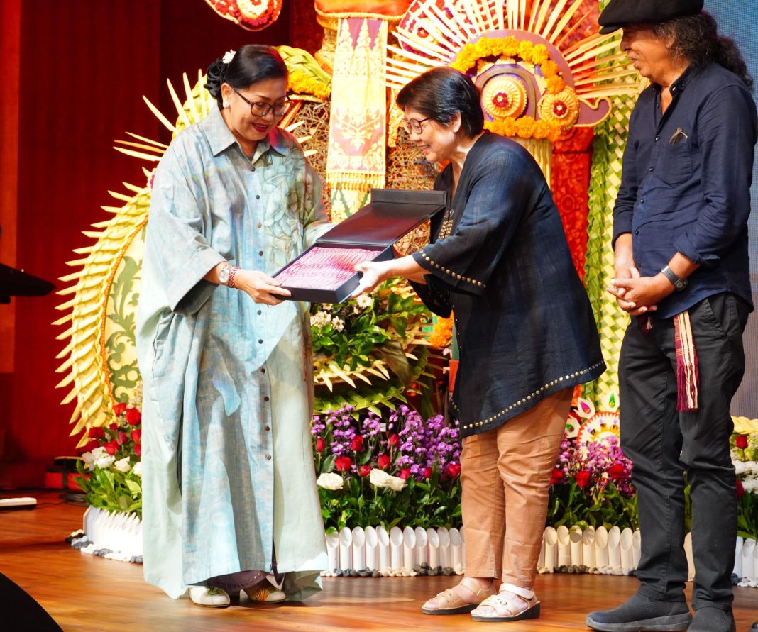 Tingkatkan Gairah Penggiat Sastra, Putri Koster Fasilitasi Peluncuran 7 Buku Karya 9 Penulis