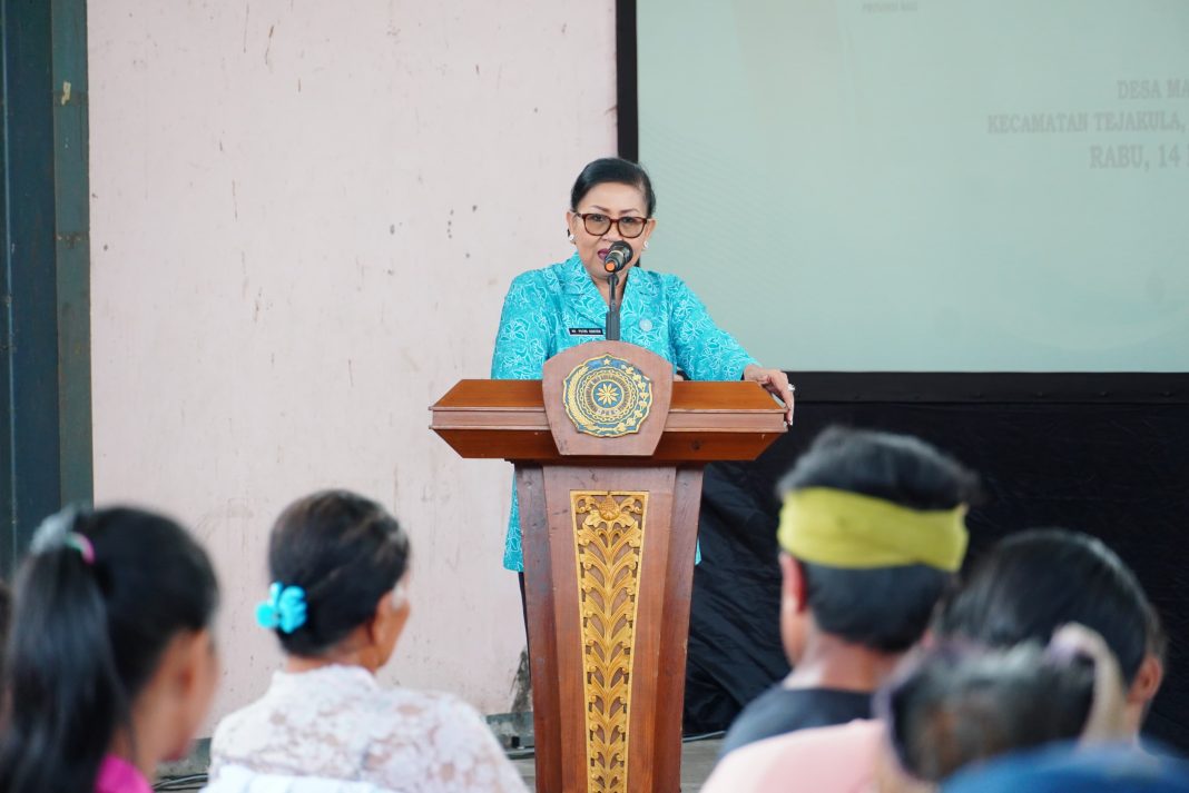 Suarakan Pengolahan Sampah Berbasis Sumber, Ny. Putri Koster Sambangi Desa Madenan