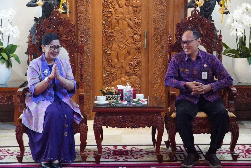 Ny. Putri Koster Apresiasi Pengelolaan Sampah Berbasis Sumber oleh SMA Negeri 1 Seririt