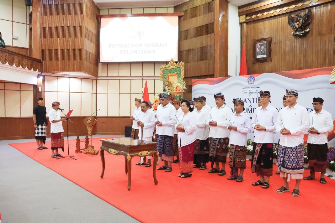 Lantik Pejabat Tinggi Pratama Pemprov Bali, Gubernur Koster Minta Kerja Ekstra Keras, Kreatif, Inovatif dan Berikan yang Terbaik