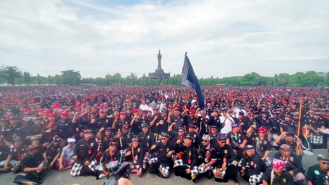13 Ribu Pecalang se Bali Deklarasi Tolak Preman Berkedok Ormas, Ketua MDA: Pecalang Garda Terdepan Jaga Adat dan Budaya Bali