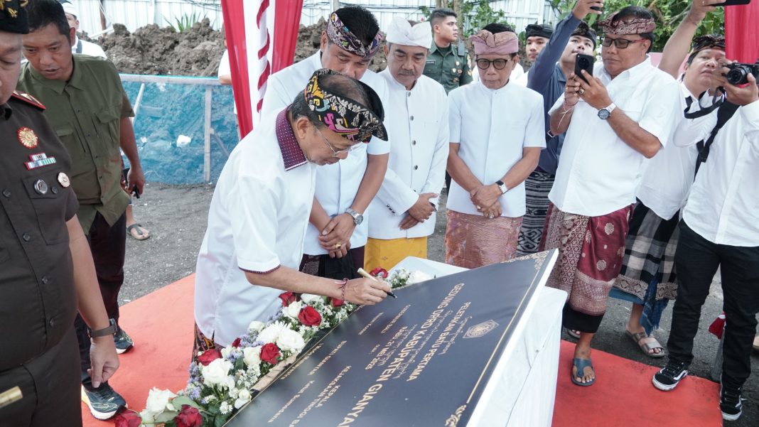 Gubernur Koster Tandai Pembangunan PJT RSUD Sanjiwani, Mahayastra: Bukti Komitmen Pemprov Bali untuk Warga di 4 Kabupaten