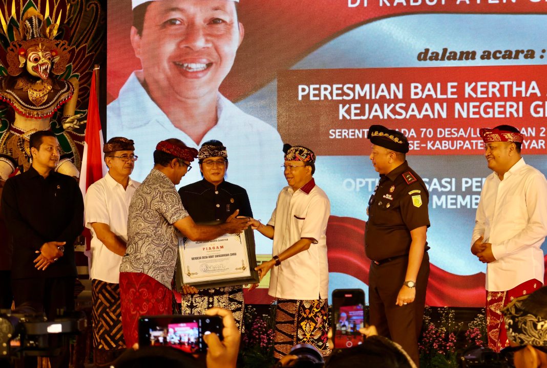 Resmikan Bale Kertha Adhyaksa Gianyar, Gubernur Koster Dorong Selesaikan Permasalahan di Tataran Desa Adat