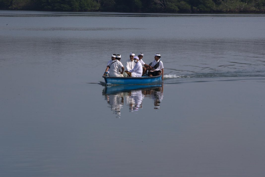 Pura, Penjor dan Perahu : Harmoni Spiritual di Serangan yang Tak Lekang Oleh Zaman