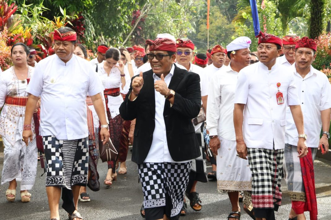 Bupati Tabanan Apresiasi Semangat Gotong Royong Warga dalam Pelaksanaan Karya di Dua Desa