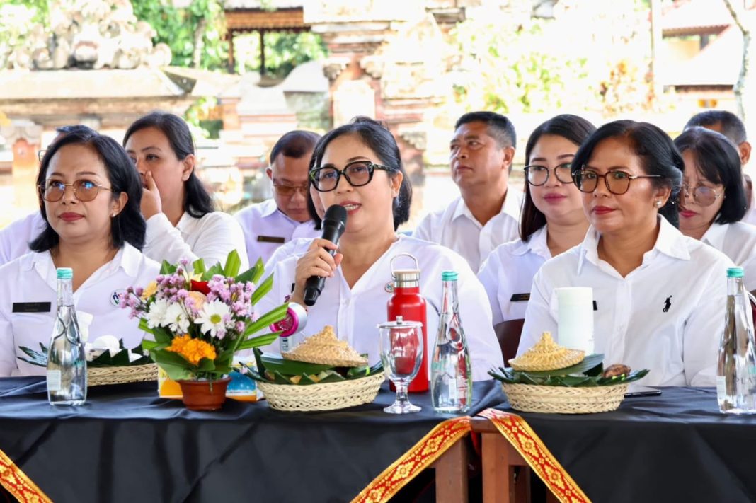 Ny. Rai Wahyuni Sanjaya Pastikan Posyandu Jadi Wujud Layanan Terpadu di Desa