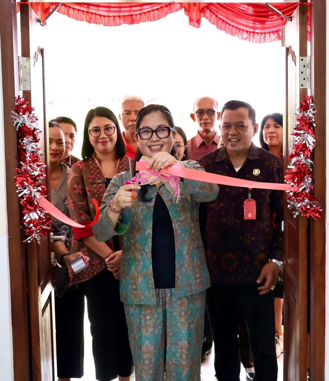 Bunda Rai Wahyuni Sanjaya Resmikan Gedung TK Kecamatan Kediri dan Bagikan PMT serta APE untuk Anak-Anak PAUD