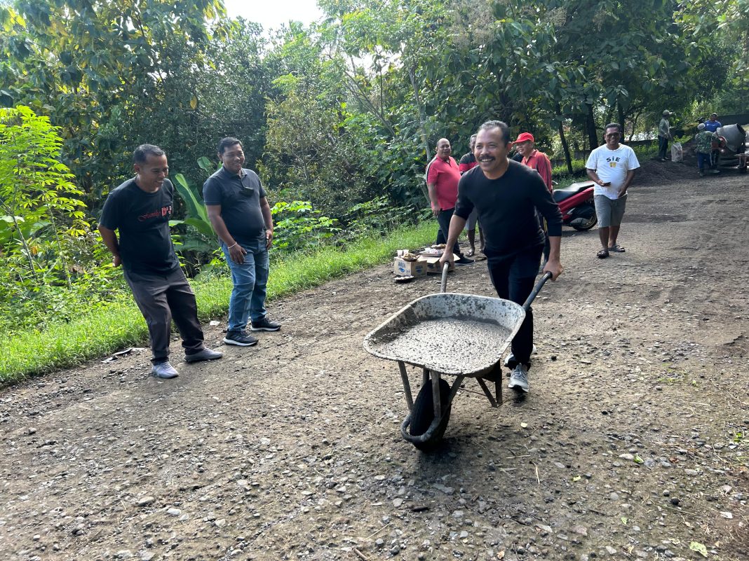 Sambil Meninjau, Ketua DPRD Buleleng Ikut Gotong Royong Perbaikan Jalan Di Desa Ularan