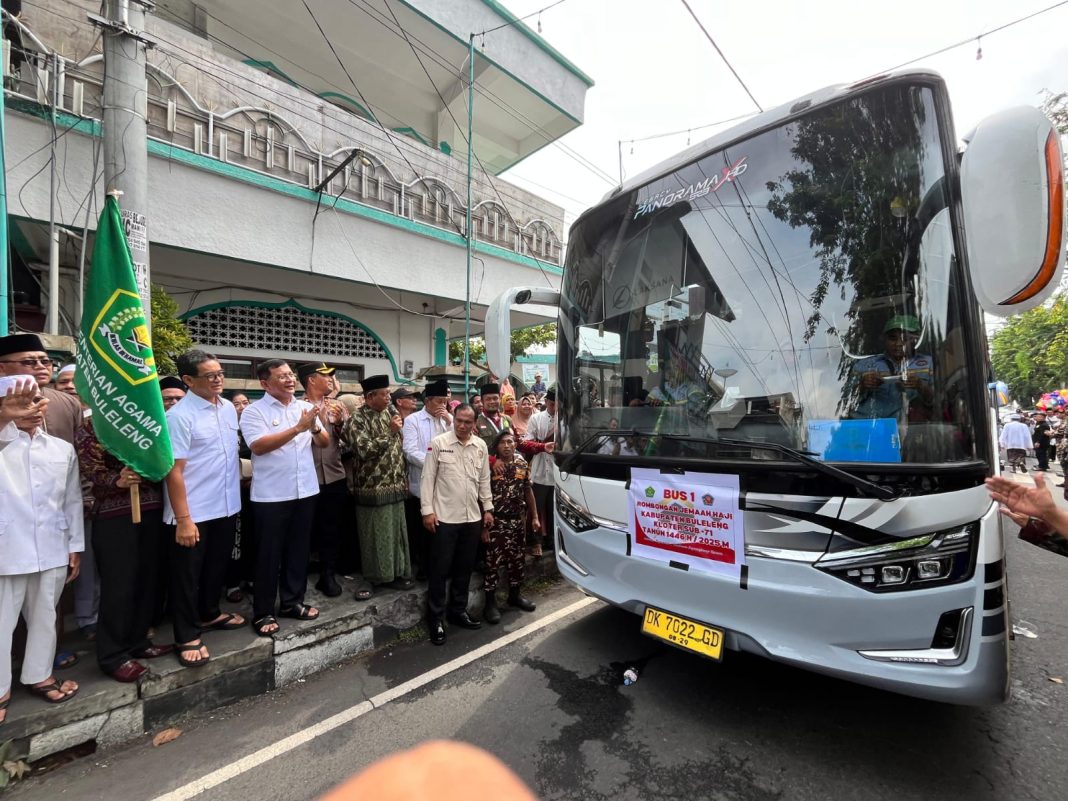 Lepas Calon Jemaah Haji, Bupati Sutjidra: Tetap Jaga Kesehatan dan Kekompakan