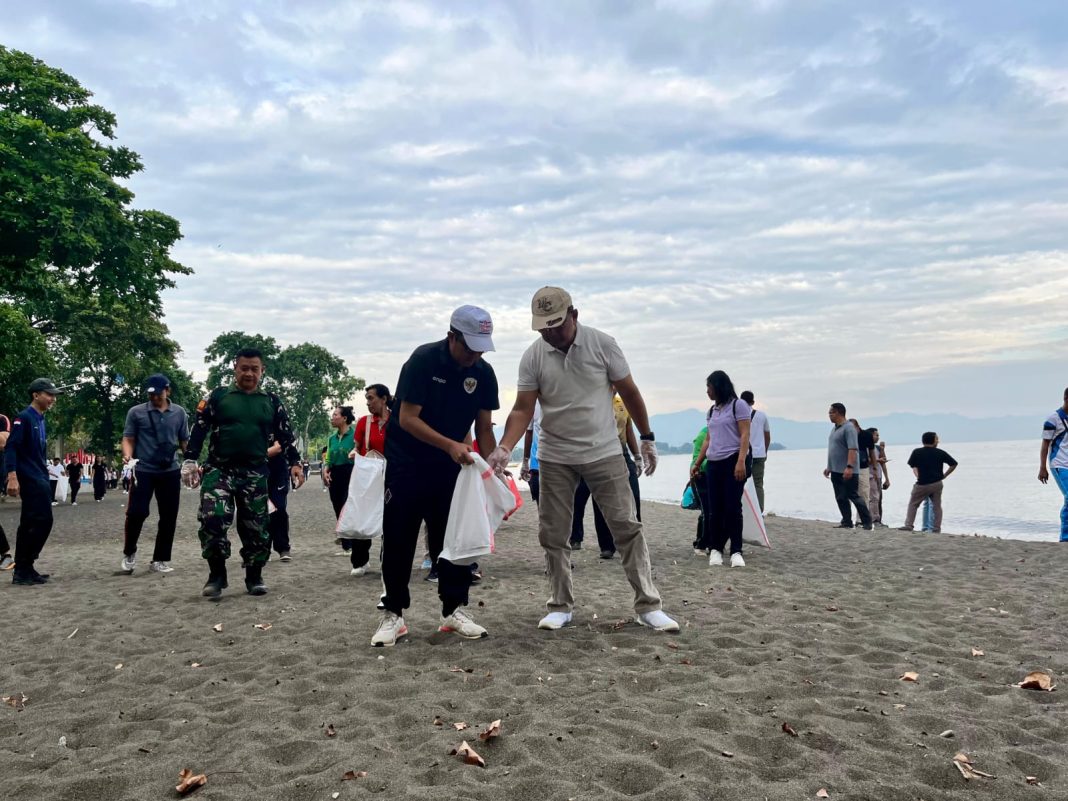 Bupati Sutjidra Pimpin Gerakan Bersih Sampah