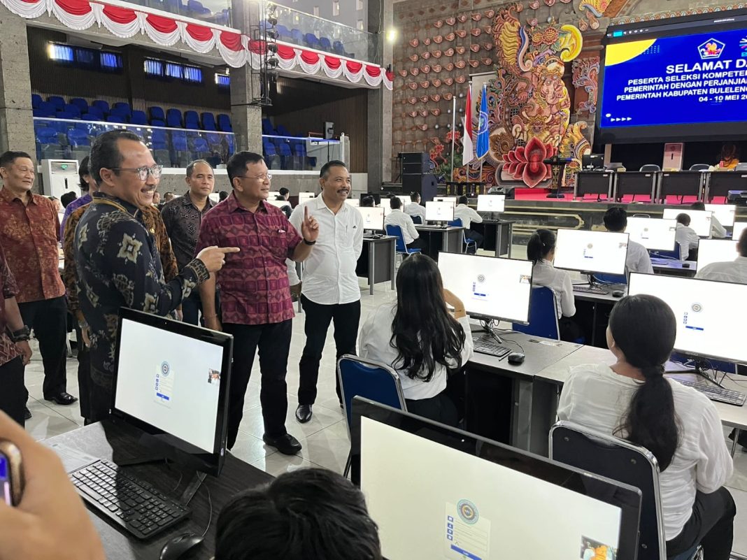 Pantau Hari Pertama Seleksi PPPK Tahap Dua, Bupati Sutjidra Harapkan SDM Terbaik Untuk Pemkab Buleleng